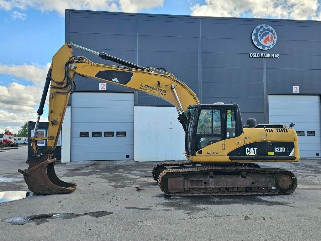 CAT 323 D L - Lánctalpas kotró: 2 kép. CAT 323 D L - Lánctalpas kotró: 2 kép.