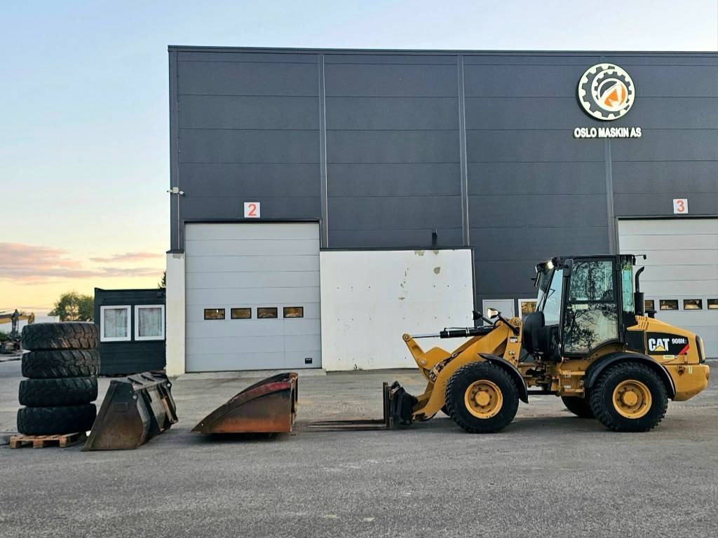 CAT 908 H 2 - Gumikerekes homlokrakodó: 2 kép. CAT 908 H 2 - Gumikerekes homlokrakodó: 2 kép.