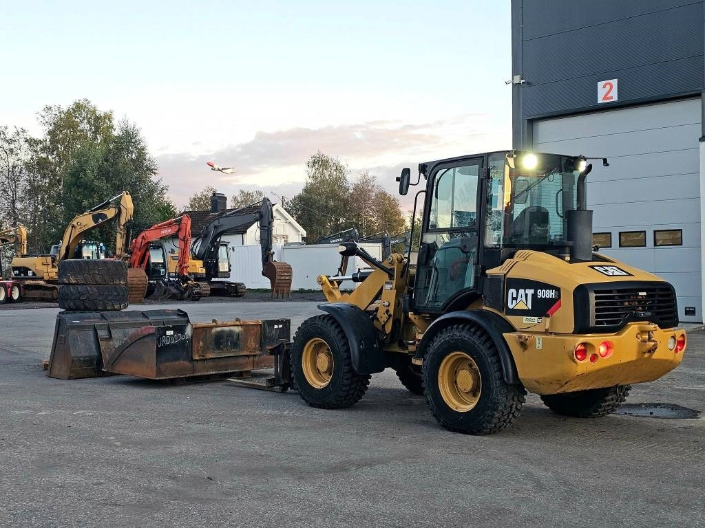 CAT 908 H 2 - Gumikerekes homlokrakodó: 3 kép. CAT 908 H 2 - Gumikerekes homlokrakodó: 3 kép.