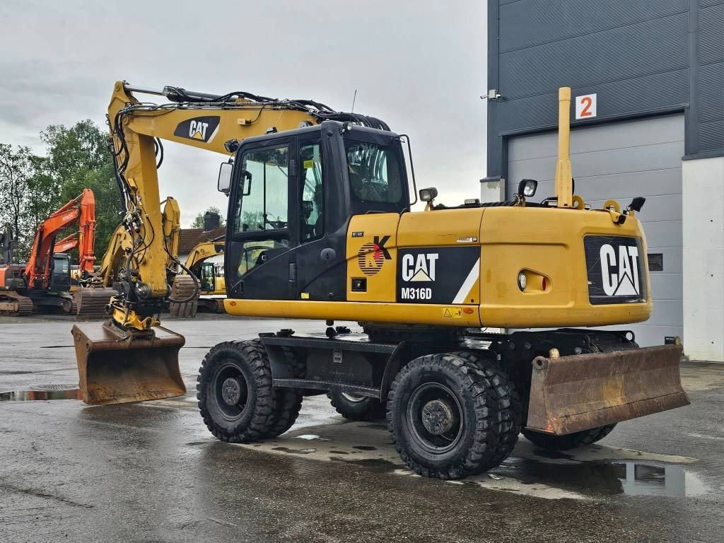CAT M 316 D - Gumikerekes kotró: 3 kép. CAT M 316 D - Gumikerekes kotró: 3 kép.
