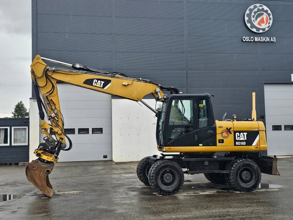 CAT M 316 D - Gumikerekes kotró: 2 kép. CAT M 316 D - Gumikerekes kotró: 2 kép.