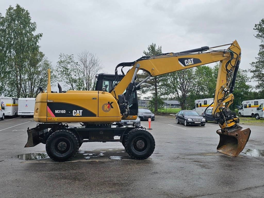CAT M 316 D - Gumikerekes kotró: 5 kép. CAT M 316 D - Gumikerekes kotró: 5 kép.