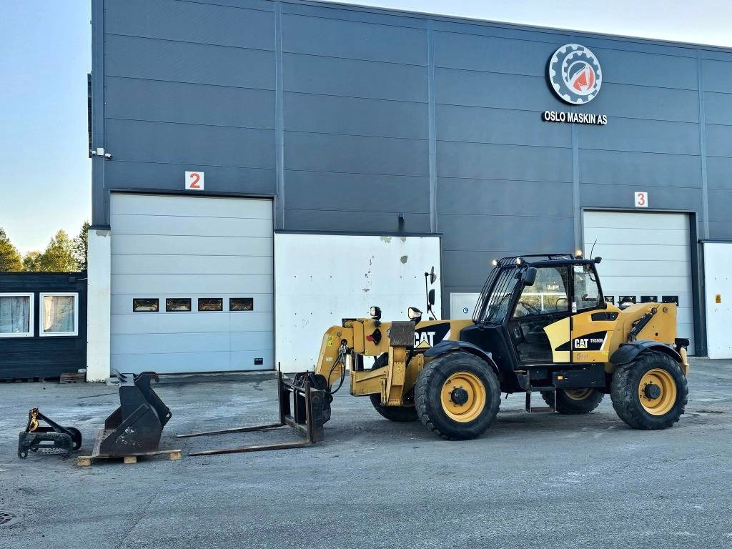 CAT TH 360 B - Teleszkópos rakodó: 2 kép. CAT TH 360 B - Teleszkópos rakodó: 2 kép.