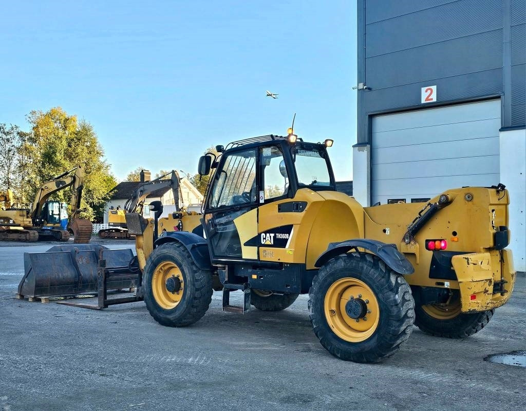 CAT TH 360 B - Teleszkópos rakodó: 4 kép. CAT TH 360 B - Teleszkópos rakodó: 4 kép.
