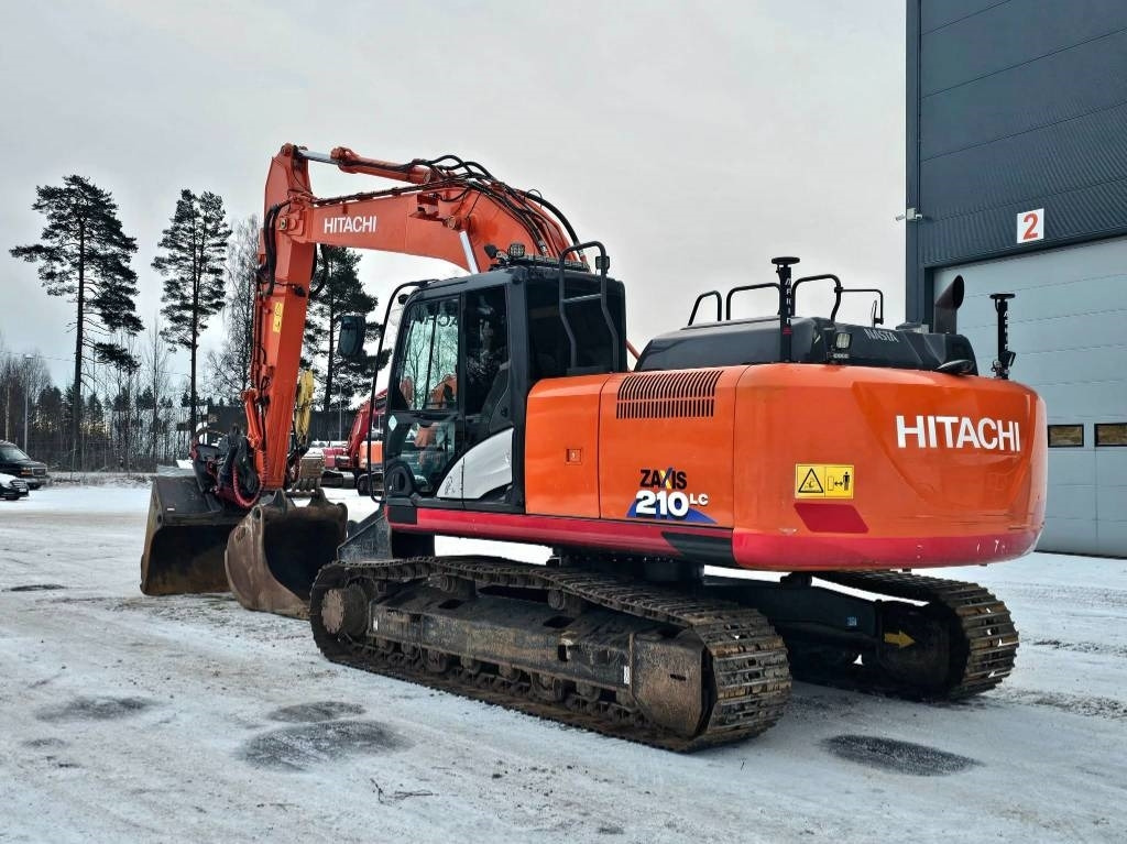 Hitachi ZX 210 LC-6 - Lánctalpas kotró: 3 kép. Hitachi ZX 210 LC-6 - Lánctalpas kotró: 3 kép.