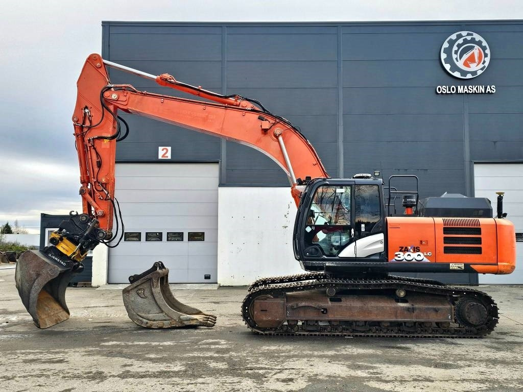 Hitachi ZX 300 LC-6 - Lánctalpas kotró: 3 kép. Hitachi ZX 300 LC-6 - Lánctalpas kotró: 3 kép.