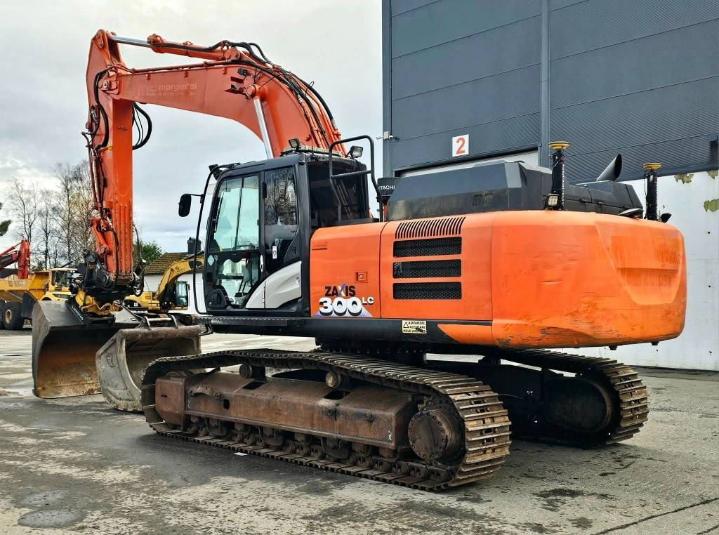 Hitachi ZX 300 LC-6 - Lánctalpas kotró: 4 kép. Hitachi ZX 300 LC-6 - Lánctalpas kotró: 4 kép.