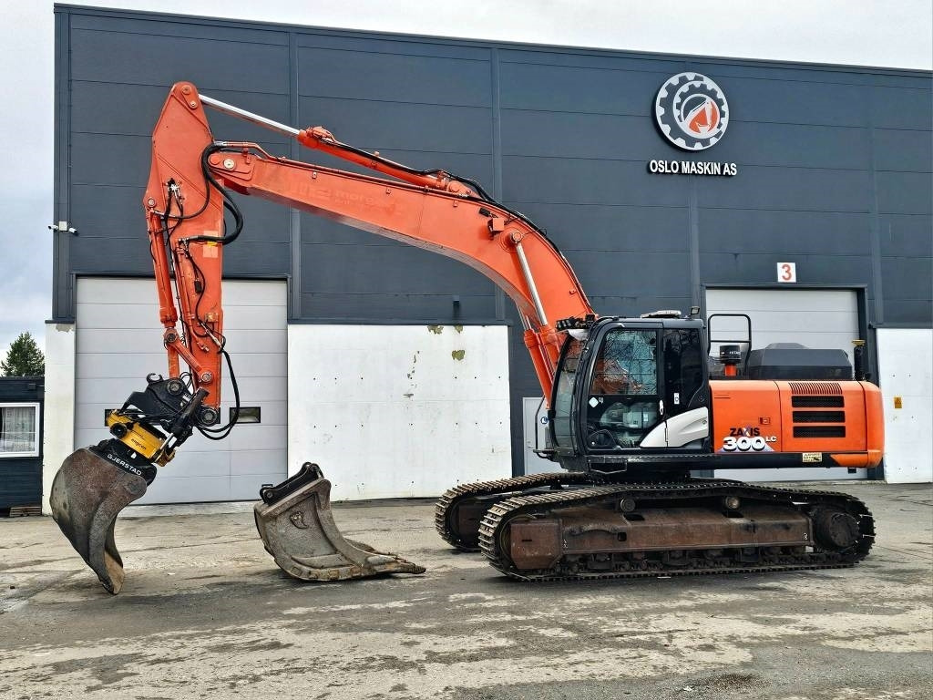 Hitachi ZX 300 LC-6 - Lánctalpas kotró: 2 kép. Hitachi ZX 300 LC-6 - Lánctalpas kotró: 2 kép.