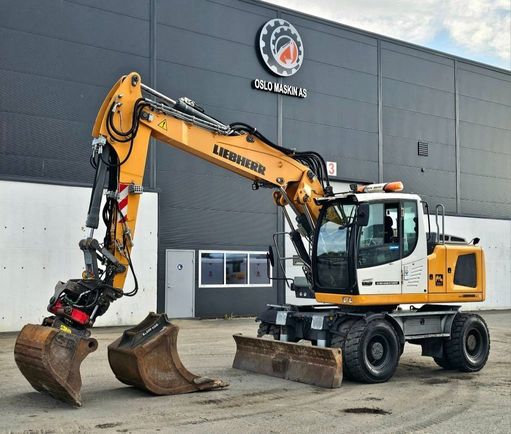 Liebherr A 916 - Gumikerekes kotró: 1 kép. Liebherr A 916 - Gumikerekes kotró: 1 kép.