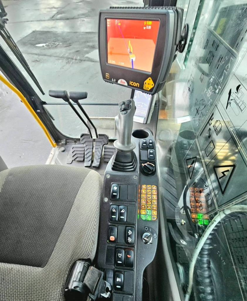 Lánctalpas kotró Volvo EC 140 DL: 31 kép.