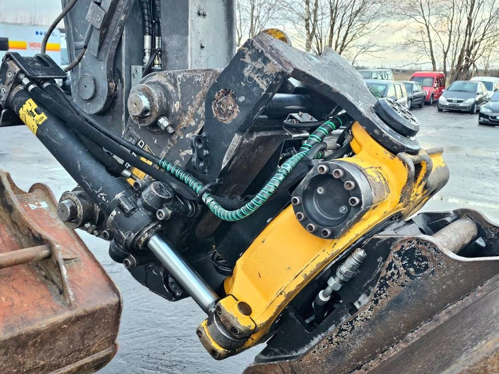 Lánctalpas kotró Volvo EC 140 DL: 17 kép.