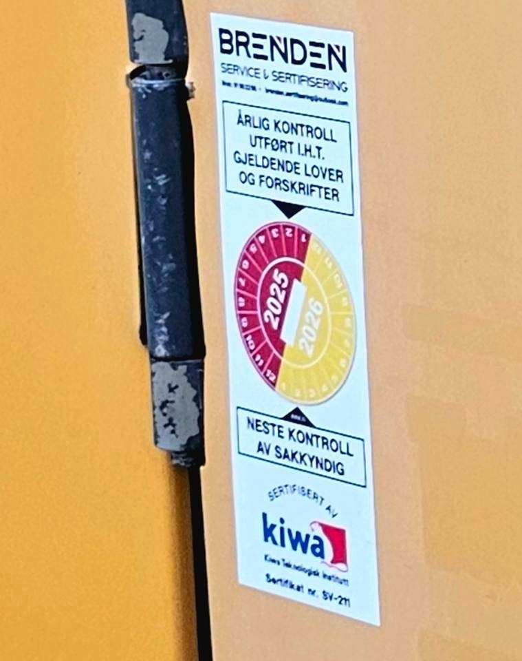 Lánctalpas kotró Volvo EC 140 DL: 38 kép.