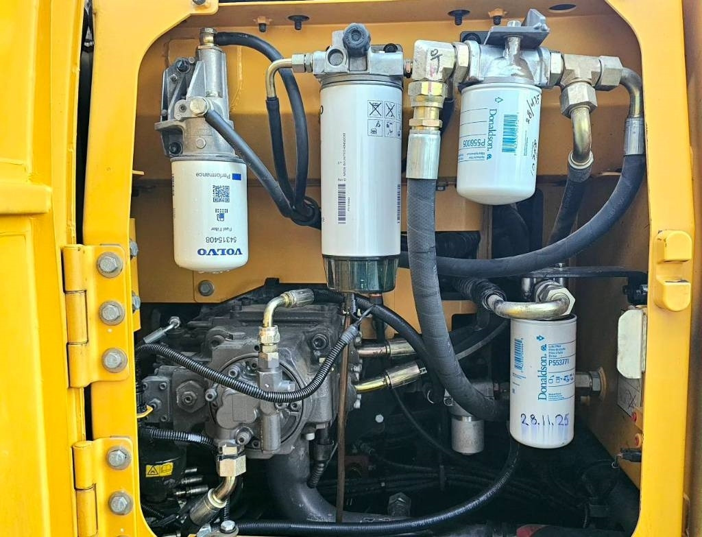 Lánctalpas kotró Volvo EC 140 DL: 24 kép.