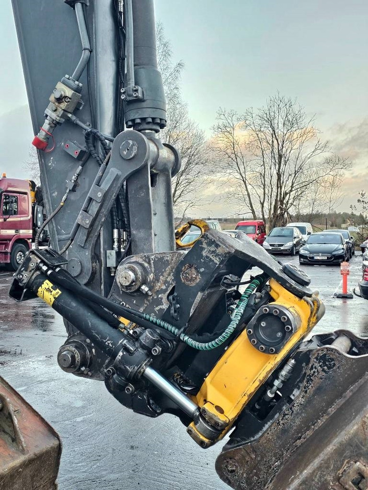 Lánctalpas kotró Volvo EC 140 DL: 16 kép.