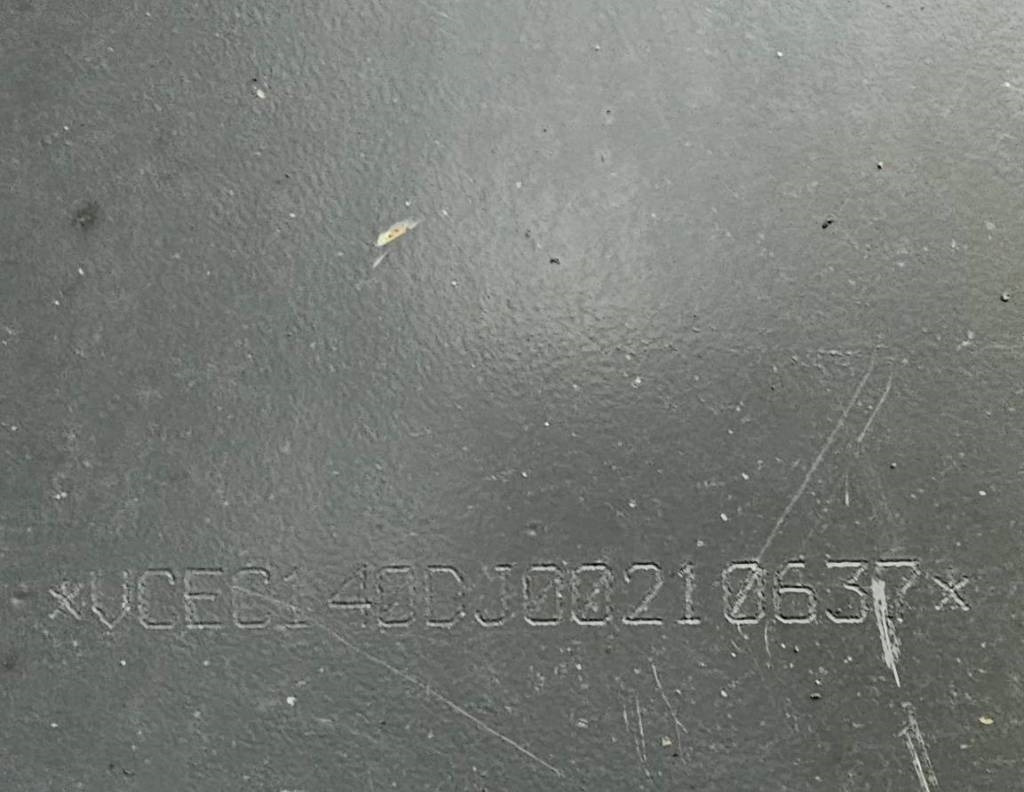 Lánctalpas kotró Volvo EC 140 DL: 41 kép.