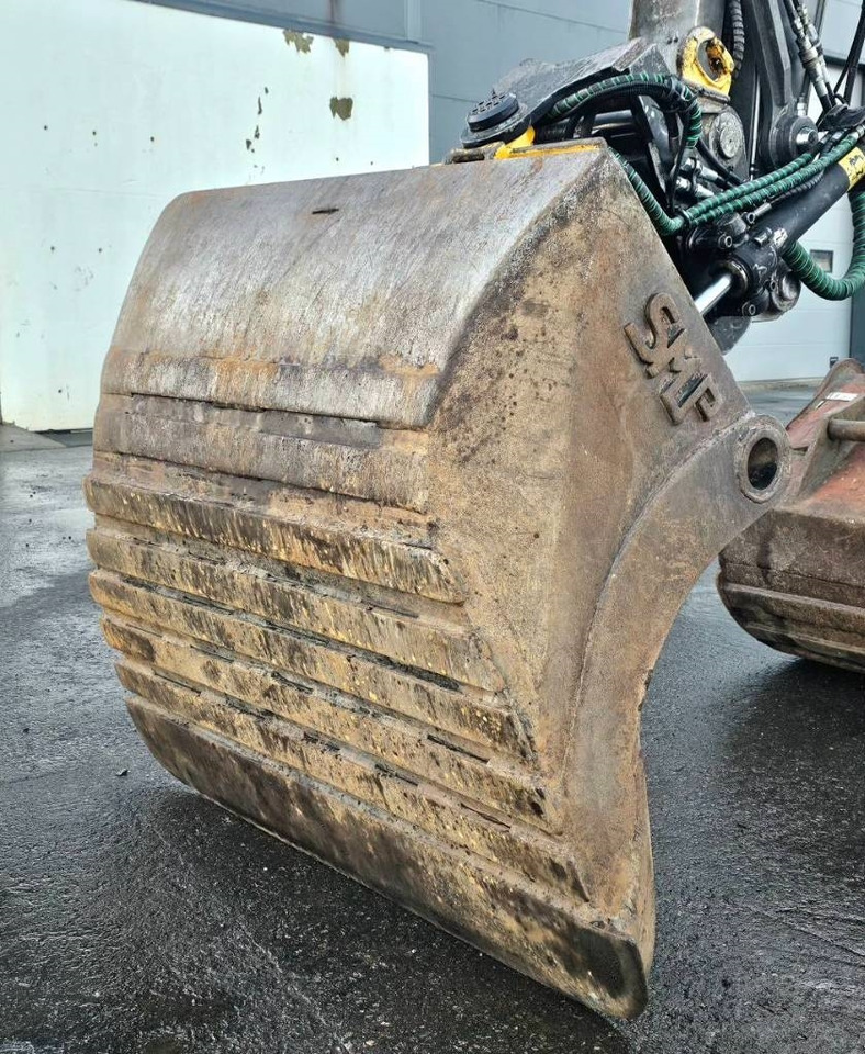 Lánctalpas kotró Volvo EC 140 DL: 19 kép.