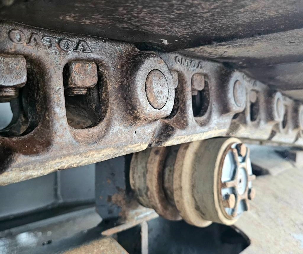 Lánctalpas kotró Volvo EC 140 DL: 12 kép.