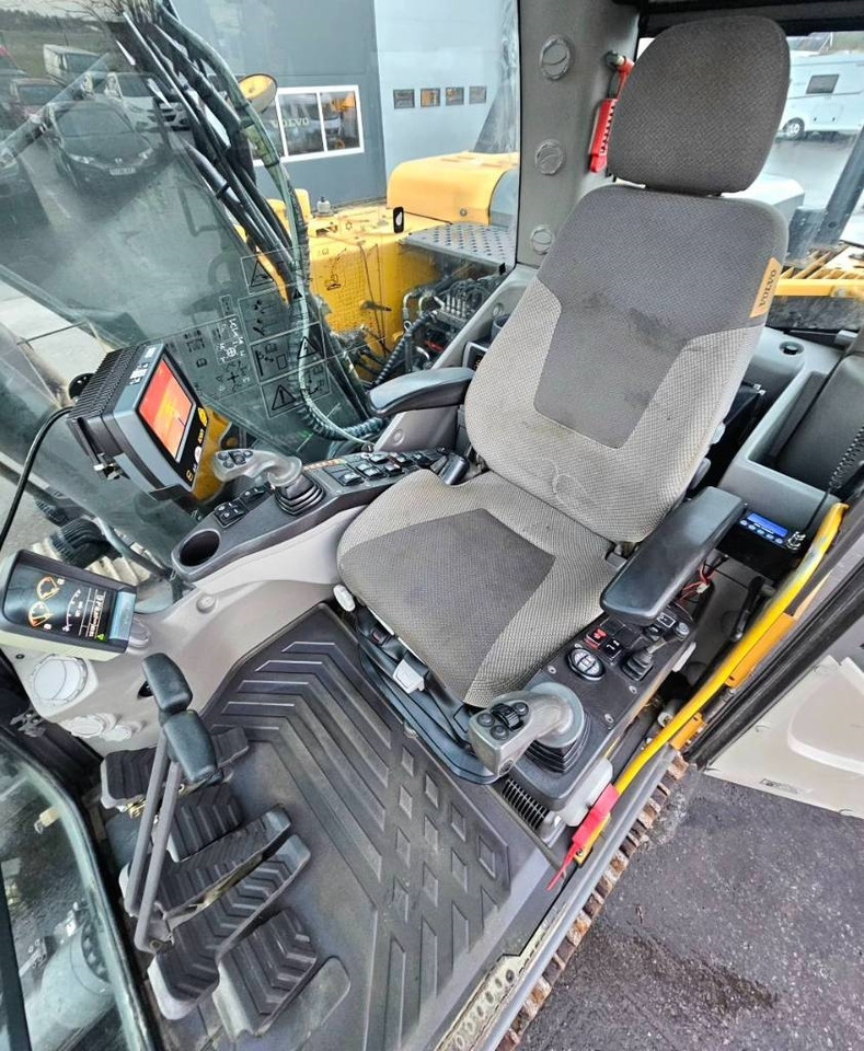 Lánctalpas kotró Volvo EC 140 DL: 29 kép.