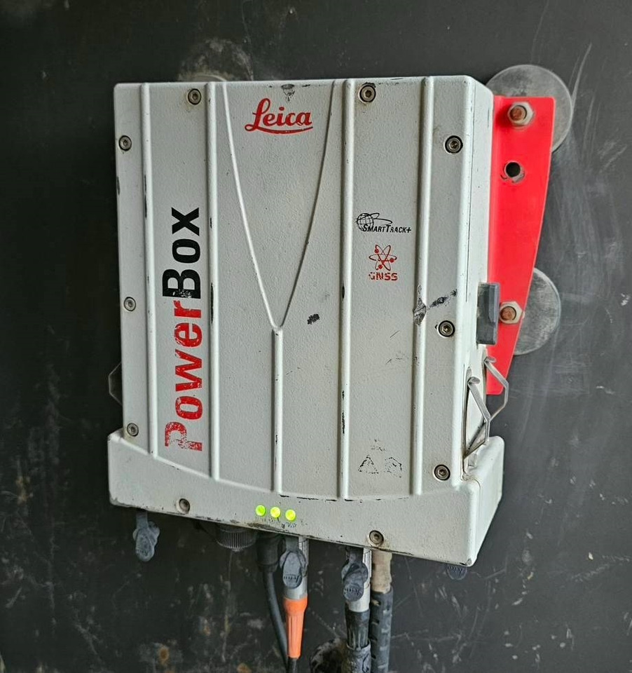 Lánctalpas kotró Volvo EC 140 DL: 27 kép.