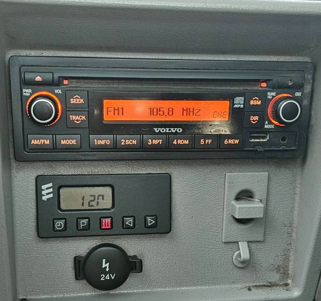 Lánctalpas kotró Volvo EC 140 DL: 33 kép.