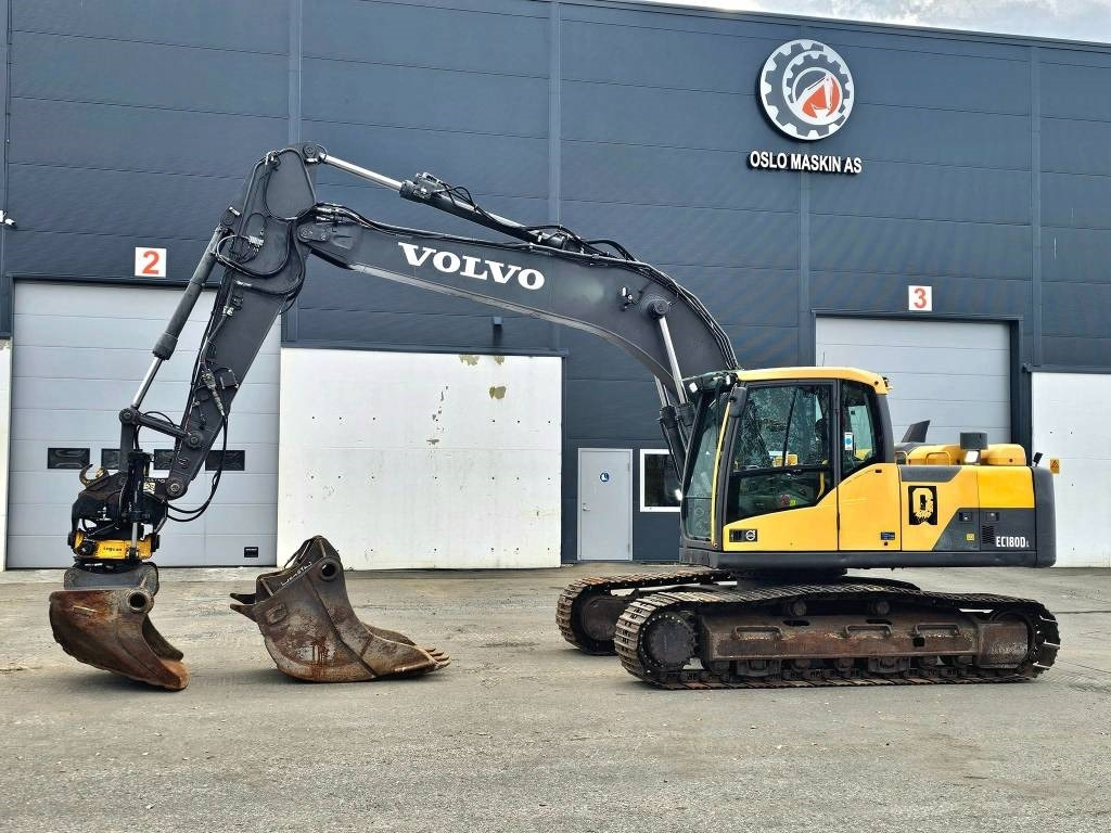 Volvo EC 180 C L  - Lánctalpas kotró: 2 kép. Volvo EC 180 C L  - Lánctalpas kotró: 2 kép.