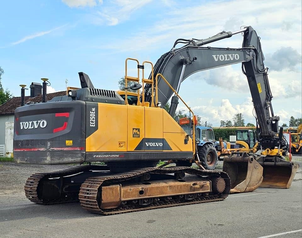 Volvo EC250 ENL - Lánctalpas kotró: 5 kép. Volvo EC250 ENL - Lánctalpas kotró: 5 kép.