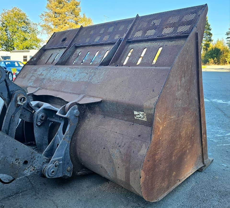 Gumikerekes homlokrakodó Volvo L 110 H: 10 kép.