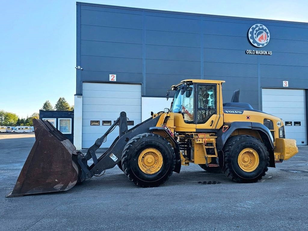 Volvo L 110 H - Gumikerekes homlokrakodó: 2 kép. Volvo L 110 H - Gumikerekes homlokrakodó: 2 kép.