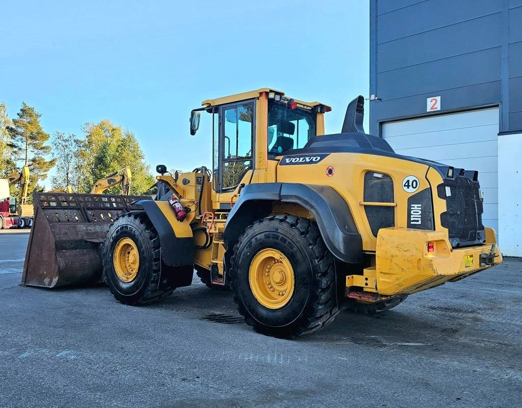 Volvo L 110 H - Gumikerekes homlokrakodó: 3 kép. Volvo L 110 H - Gumikerekes homlokrakodó: 3 kép.