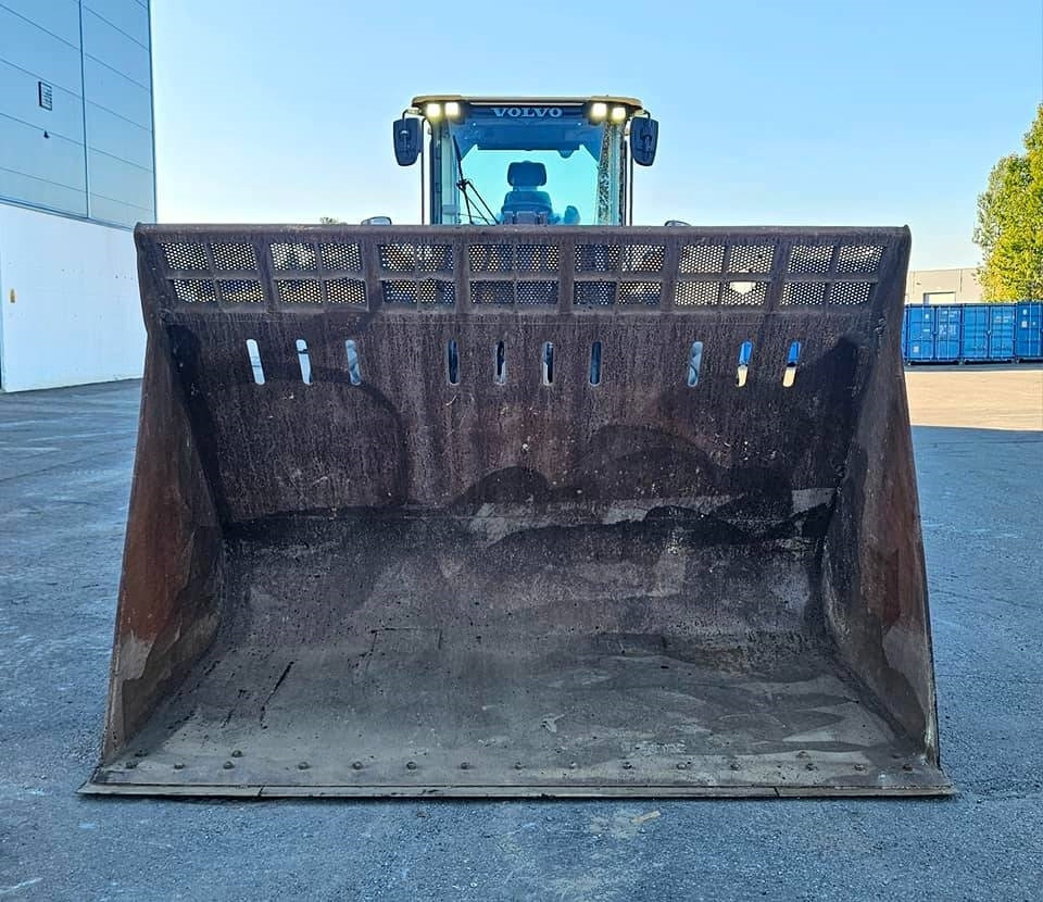 Gumikerekes homlokrakodó Volvo L 110 H: 9 kép.
