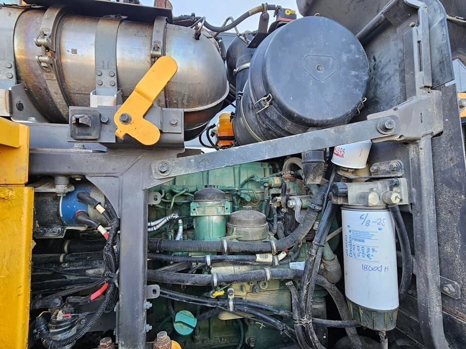 Gumikerekes homlokrakodó Volvo L 110 H: 24 kép.