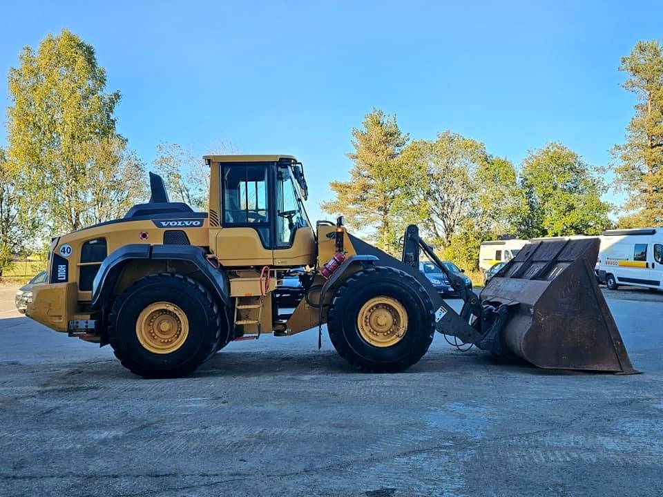 Gumikerekes homlokrakodó Volvo L 110 H: 6 kép.