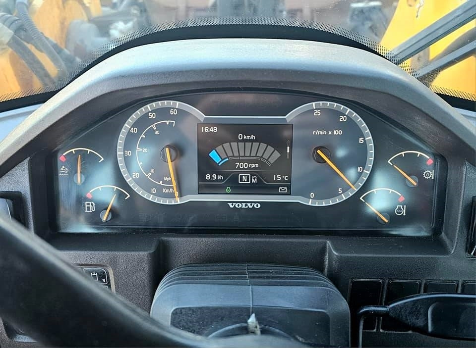 Gumikerekes homlokrakodó Volvo L 110 H: 33 kép.