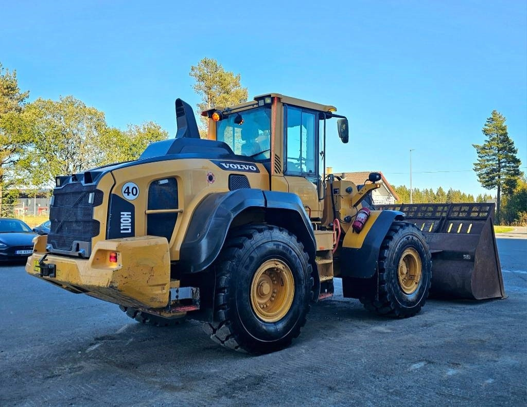 Volvo L 110 H - Gumikerekes homlokrakodó: 5 kép. Volvo L 110 H - Gumikerekes homlokrakodó: 5 kép.