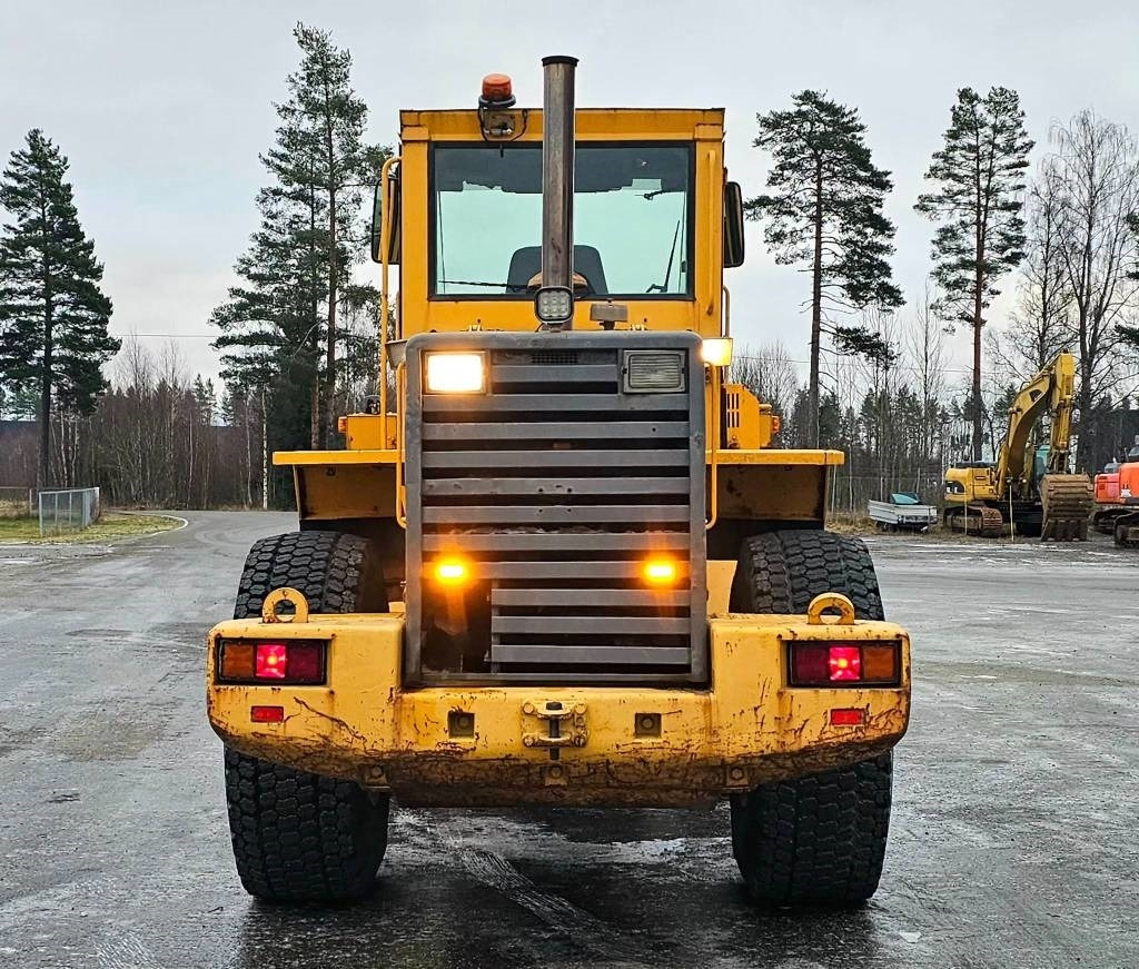 Volvo L90c - Gumikerekes homlokrakodó: 4 kép. Volvo L90c - Gumikerekes homlokrakodó: 4 kép.