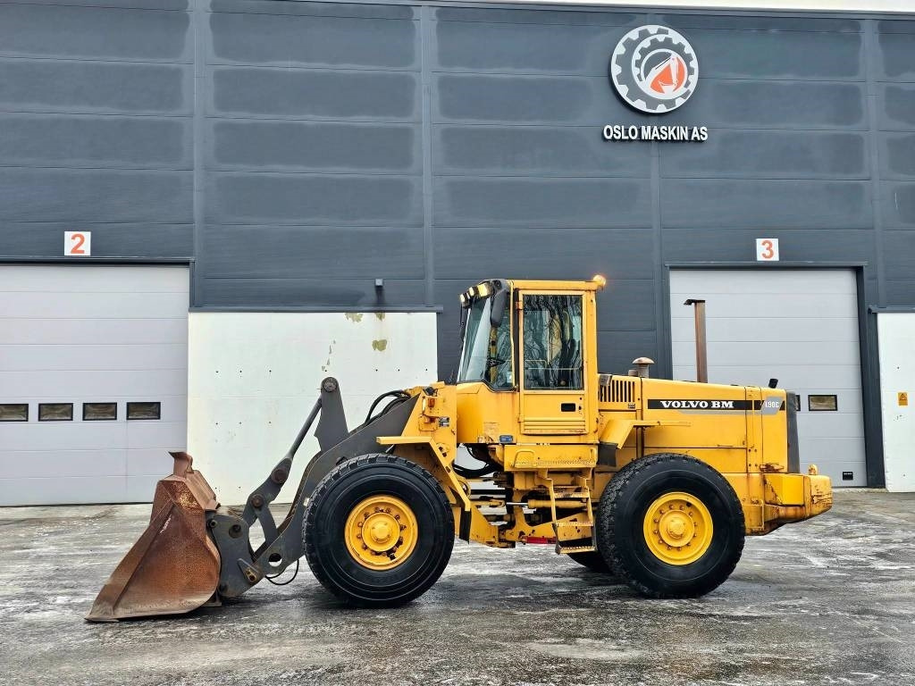 Volvo L90c - Gumikerekes homlokrakodó: 2 kép. Volvo L90c - Gumikerekes homlokrakodó: 2 kép.