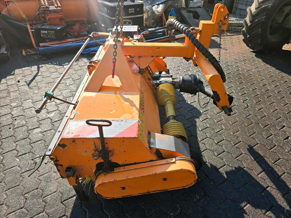 Dücker HDK 160 Kehrmaschine Straßenkehrmaschine Kehrbesen für Multicar Tremo Iseki Kubota - Ferde seprő: 4 kép. Dücker HDK 160 Kehrmaschine Straßenkehrmaschine Kehrbesen für Multicar Tremo Iseki Kubota - Ferde seprő: 4 kép.