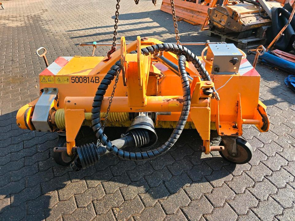 Dücker HDK 160 Kehrmaschine Straßenkehrmaschine Kehrbesen für Multicar Tremo Iseki Kubota - Ferde seprő: 2 kép. Dücker HDK 160 Kehrmaschine Straßenkehrmaschine Kehrbesen für Multicar Tremo Iseki Kubota - Ferde seprő: 2 kép.