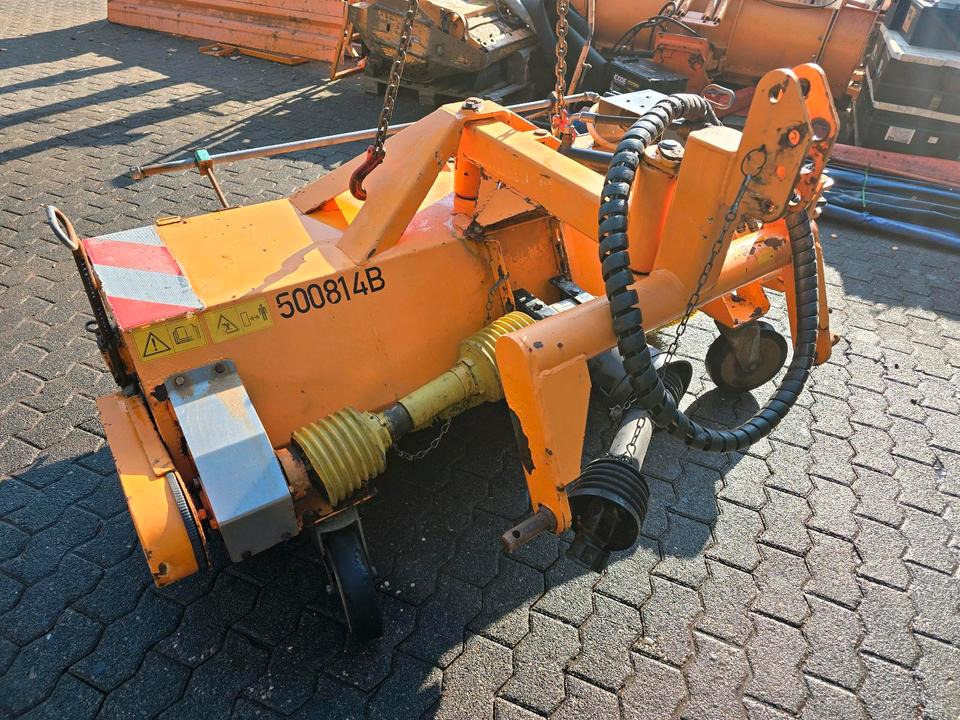 Dücker HDK 160 Kehrmaschine Straßenkehrmaschine Kehrbesen für Multicar Tremo Iseki Kubota - Ferde seprő: 3 kép. Dücker HDK 160 Kehrmaschine Straßenkehrmaschine Kehrbesen für Multicar Tremo Iseki Kubota - Ferde seprő: 3 kép.