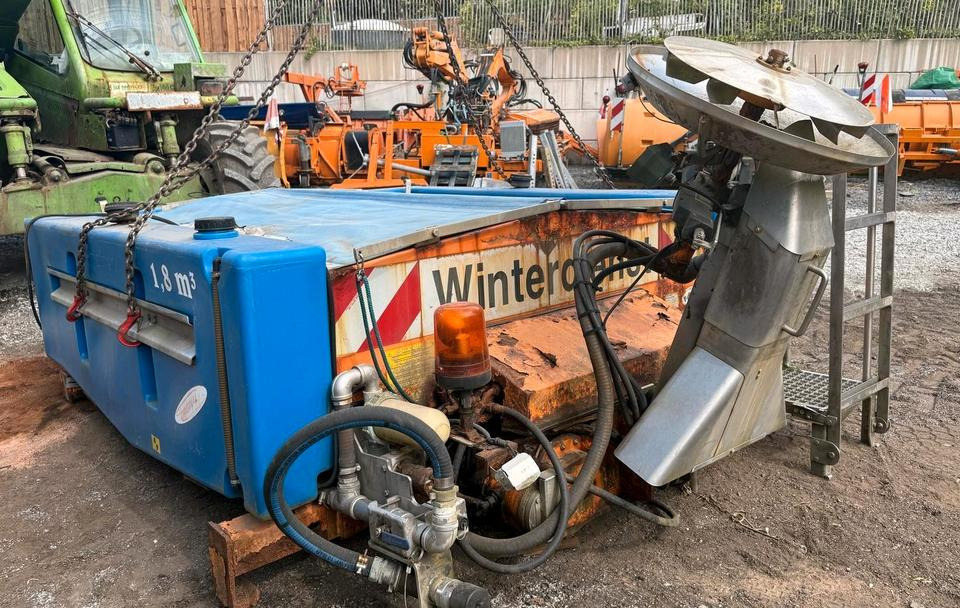 Gmeiner STA 2500 C Salzstreuer für Unimog UGN UGE 424 427 405 U300 U 300 400 500 MERCEDES-BENZ 218 219 318 323 423 427 327 430 429 430 435 Salzsilo Streuautomat Winterdienst - Homok-/ Sószóró: 1 kép. Gmeiner STA 2500 C Salzstreuer für Unimog UGN UGE 424 427 405 U300 U 300 400 500 MERCEDES-BENZ 218 219 318 323 423 427 327 430 429 430 435 Salzsilo Streuautomat Winterdienst - Homok-/ Sószóró: 1 kép.