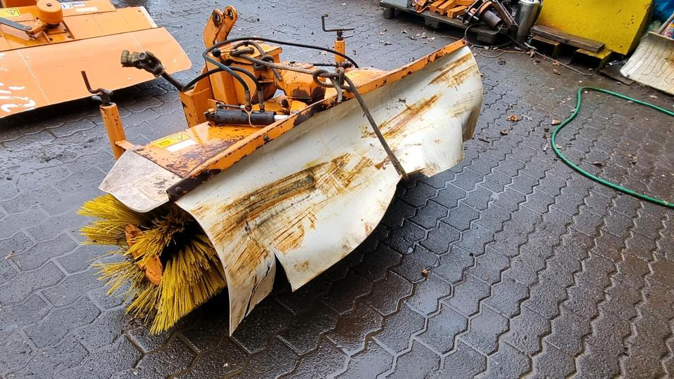 Kehrmaschine für Iseki Kleintraktor Traktor Kehrbesen Kubota Multicar Tremo - Ferde seprő: 3 kép. Kehrmaschine für Iseki Kleintraktor Traktor Kehrbesen Kubota Multicar Tremo - Ferde seprő: 3 kép.