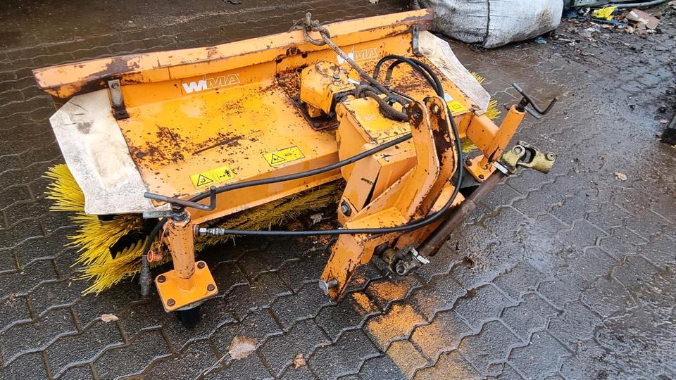 Kehrmaschine für Iseki Kleintraktor Traktor Kehrbesen Kubota Multicar Tremo - Ferde seprő: 2 kép. Kehrmaschine für Iseki Kleintraktor Traktor Kehrbesen Kubota Multicar Tremo - Ferde seprő: 2 kép.