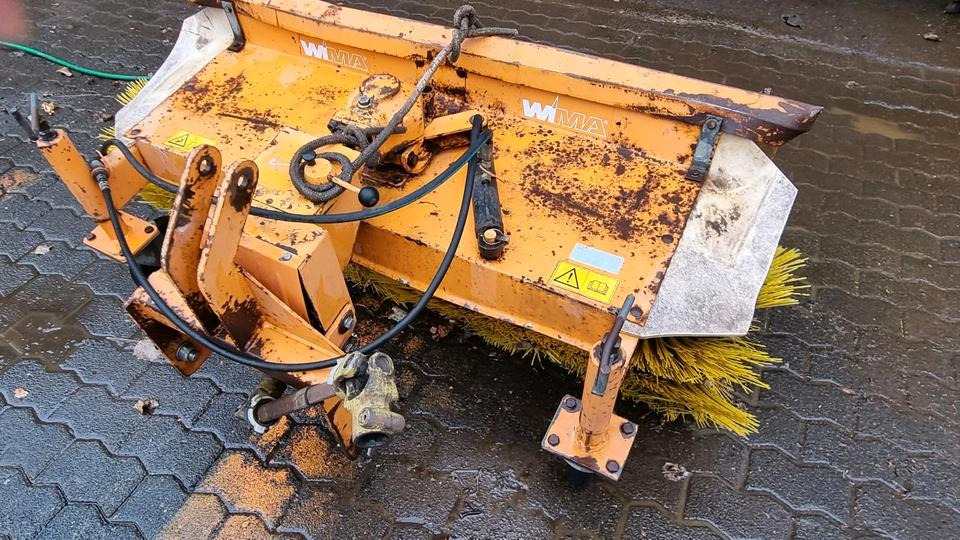 Kehrmaschine für Iseki Kleintraktor Traktor Kehrbesen Kubota Multicar Tremo - Ferde seprő: 1 kép. Kehrmaschine für Iseki Kleintraktor Traktor Kehrbesen Kubota Multicar Tremo - Ferde seprő: 1 kép.