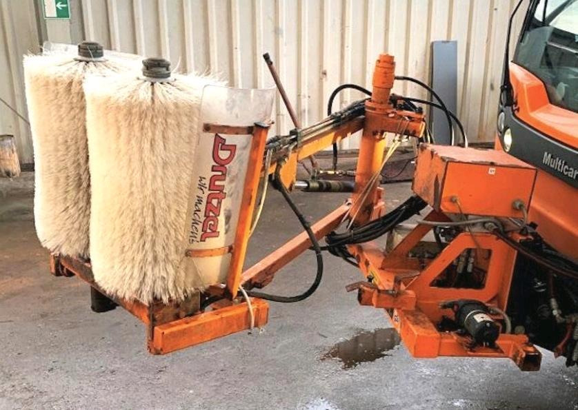 Leitpfostenwaschgerät Drutzel LWG-M-SR Leitpfostenwaschmaschine Schmidt Passend für Multicar Unimog - Ferde seprő: 1 kép. Leitpfostenwaschgerät Drutzel LWG-M-SR Leitpfostenwaschmaschine Schmidt Passend für Multicar Unimog - Ferde seprő: 1 kép.