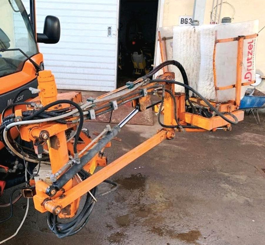 Leitpfostenwaschgerät Drutzel LWG-M-SR Leitpfostenwaschmaschine Schmidt Passend für Multicar Unimog - Ferde seprő: 2 kép. Leitpfostenwaschgerät Drutzel LWG-M-SR Leitpfostenwaschmaschine Schmidt Passend für Multicar Unimog - Ferde seprő: 2 kép.