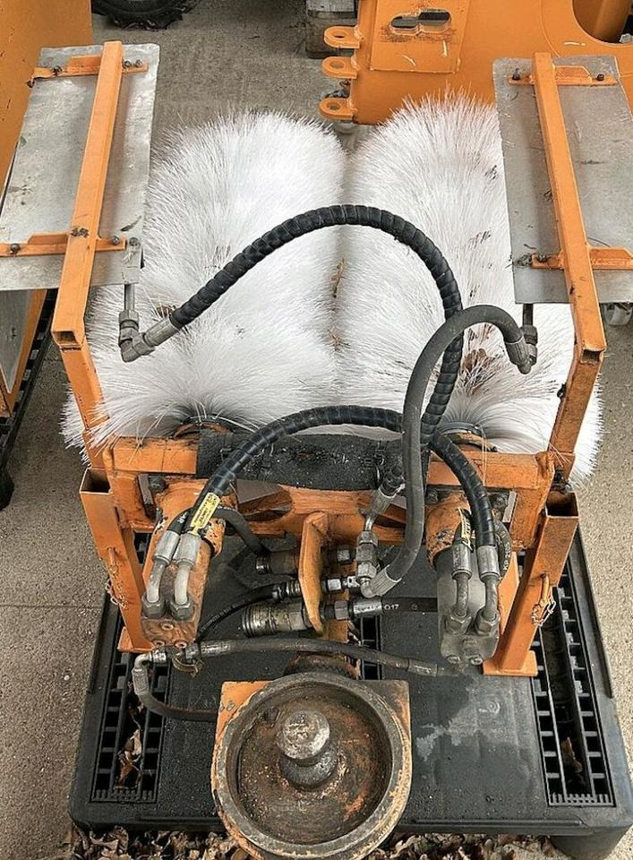 Leitpfostenwaschgerät Fiedler FLW 500 für Mähausleger Böschungsmäher Böschungsmulcher FfM 400 500 600 Leitpfostenwaschmaschine - Ferde seprő: 1 kép. Leitpfostenwaschgerät Fiedler FLW 500 für Mähausleger Böschungsmäher Böschungsmulcher FfM 400 500 600 Leitpfostenwaschmaschine - Ferde seprő: 1 kép.