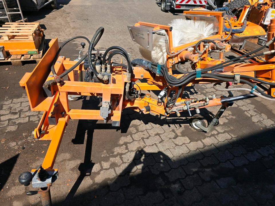 Leitpfostenwaschgerät WV 3-L Wassenberg Schmidt Drutzel für Unimog 405 U290 300 400 500 427 424 318 218 430 Leitpfosten - Ferde seprő: 2 kép. Leitpfostenwaschgerät WV 3-L Wassenberg Schmidt Drutzel für Unimog 405 U290 300 400 500 427 424 318 218 430 Leitpfosten - Ferde seprő: 2 kép.