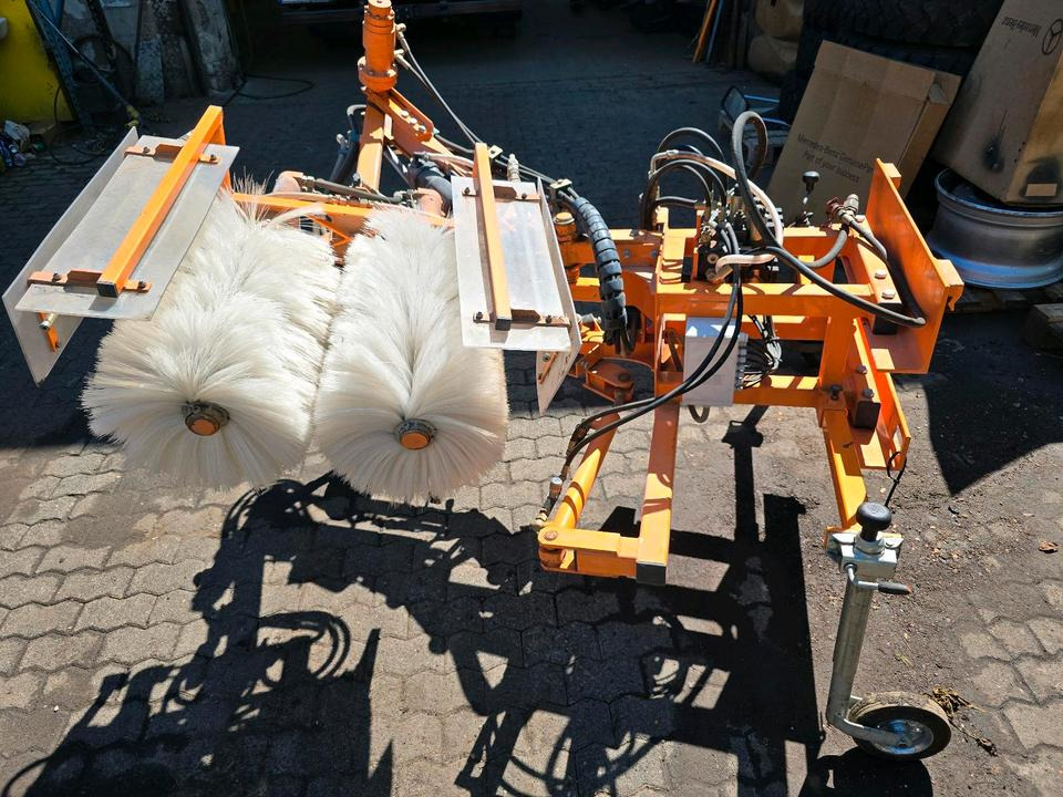 Leitpfostenwaschgerät WV 3-L für Unimog 405/10 405/12 U300 u400 300 500 318 218 423 430 530 Schmidt - Ferde seprő: 1 kép. Leitpfostenwaschgerät WV 3-L für Unimog 405/10 405/12 U300 u400 300 500 318 218 423 430 530 Schmidt - Ferde seprő: 1 kép.