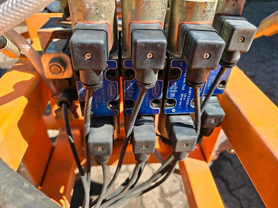 Leitpfostenwaschgerät WV 3-L für Unimog 405/10 405/12 U300 u400 300 500 318 218 423 430 530 Schmidt - Ferde seprő: 5 kép. Leitpfostenwaschgerät WV 3-L für Unimog 405/10 405/12 U300 u400 300 500 318 218 423 430 530 Schmidt - Ferde seprő: 5 kép.