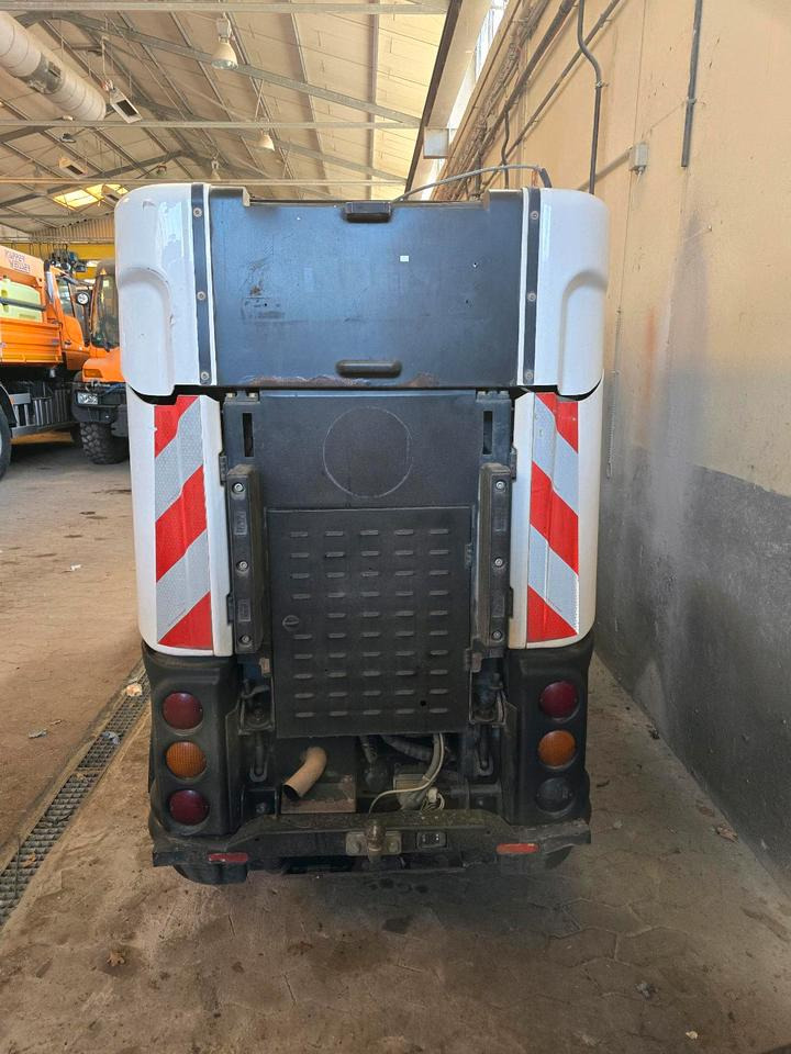 Nilfisk City Ranger 3500 Kehrmaschine Straßenkehrmaschine mit Schmidt Bediendisplay Hako Kehreinheit - Utcaseprő gép: 4 kép. Nilfisk City Ranger 3500 Kehrmaschine Straßenkehrmaschine mit Schmidt Bediendisplay Hako Kehreinheit - Utcaseprő gép: 4 kép.